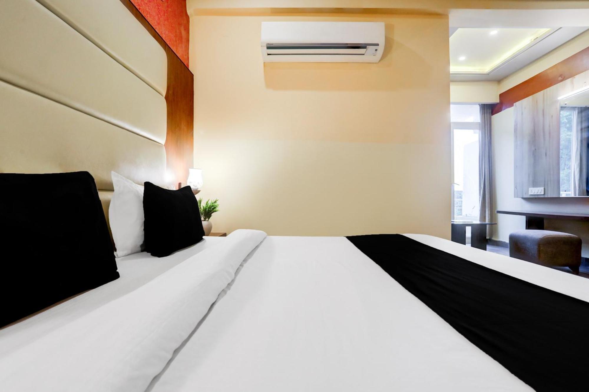 Super Townhouse Oak Pacify Hills Hotel Rajpur Bagian luar foto